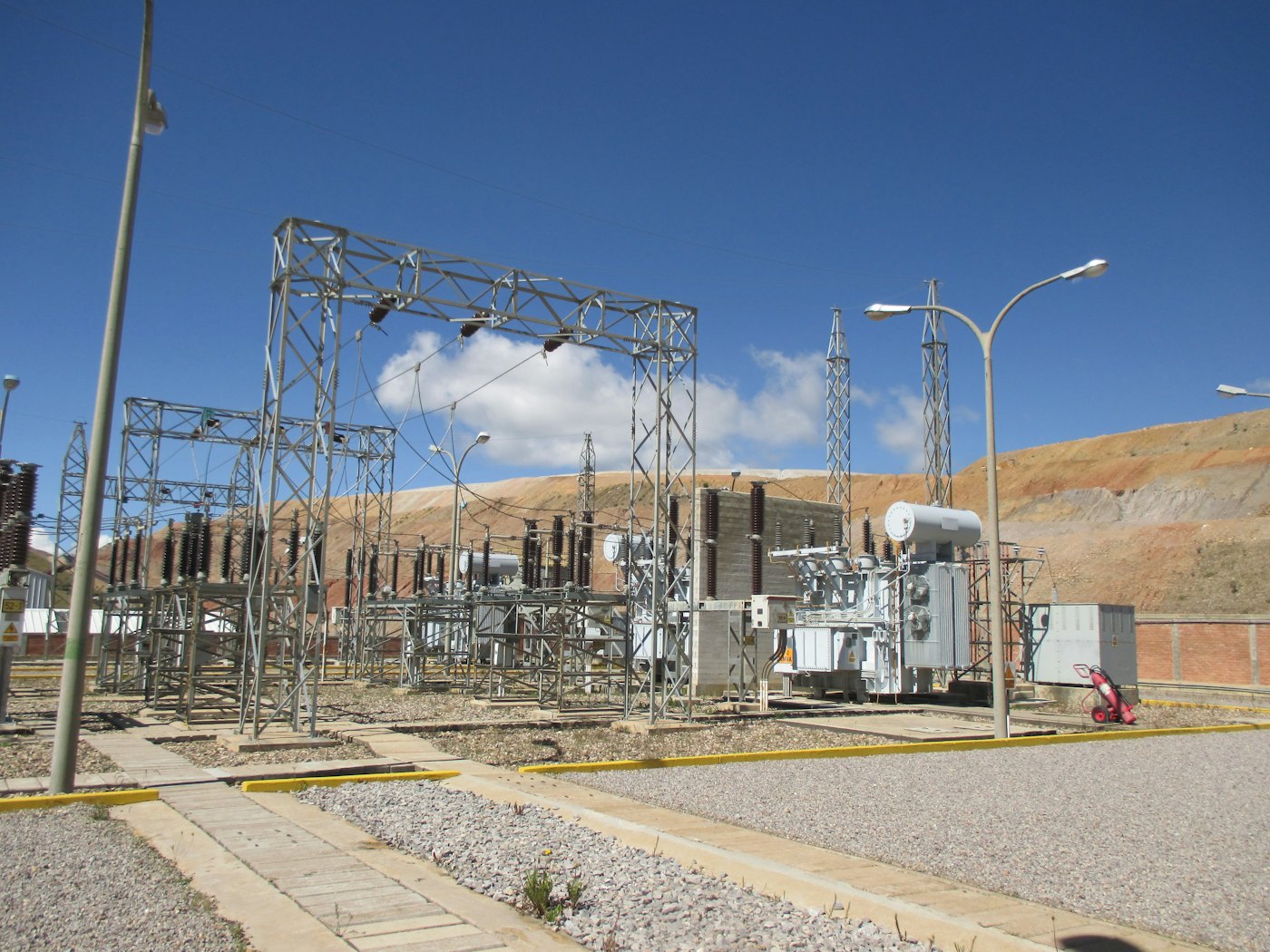 Subestación eléctrica con transformadores al aire libre